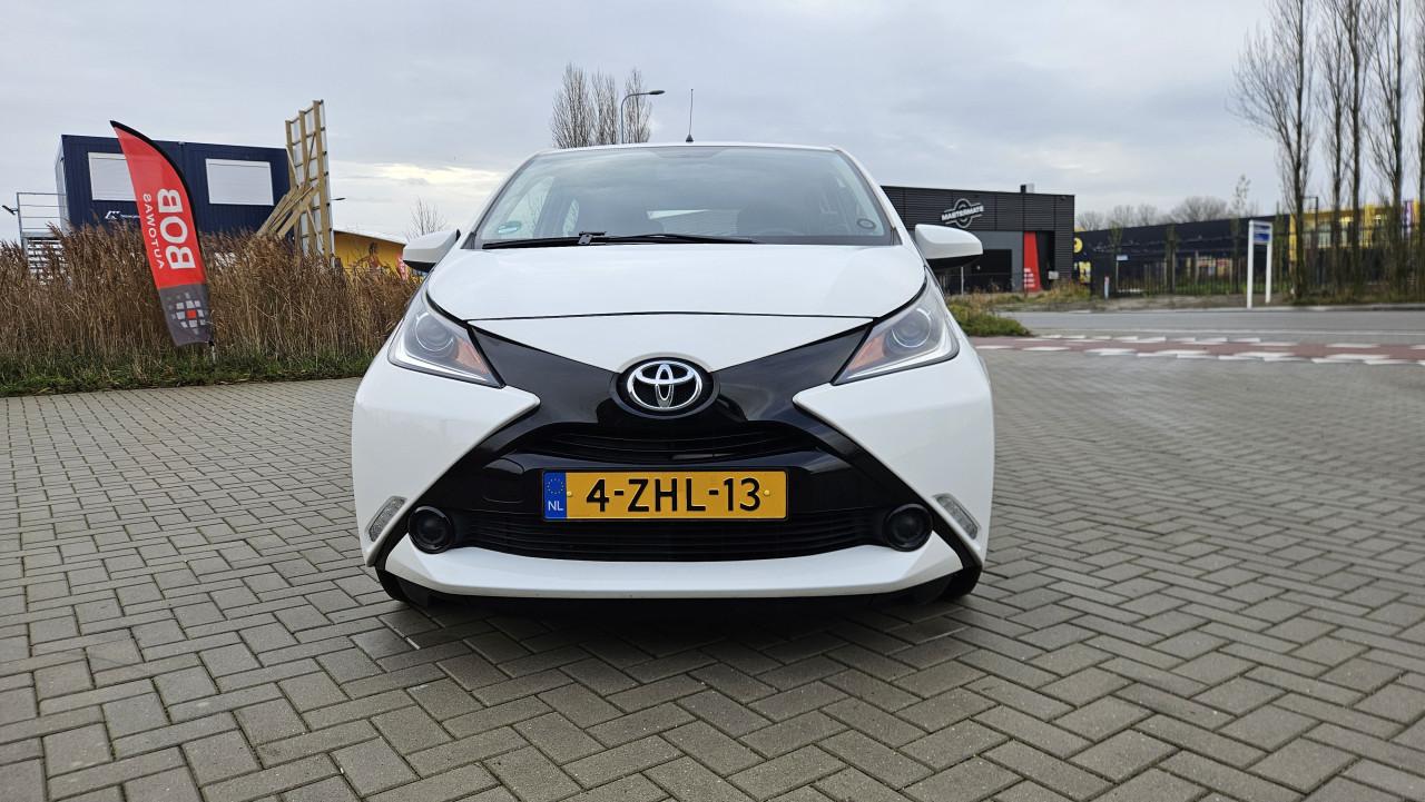 Zuinige TOYOTA AYGO 1.0 VVTi X-PLAY 5drs NL-AUTO / NAP / NW MODEL