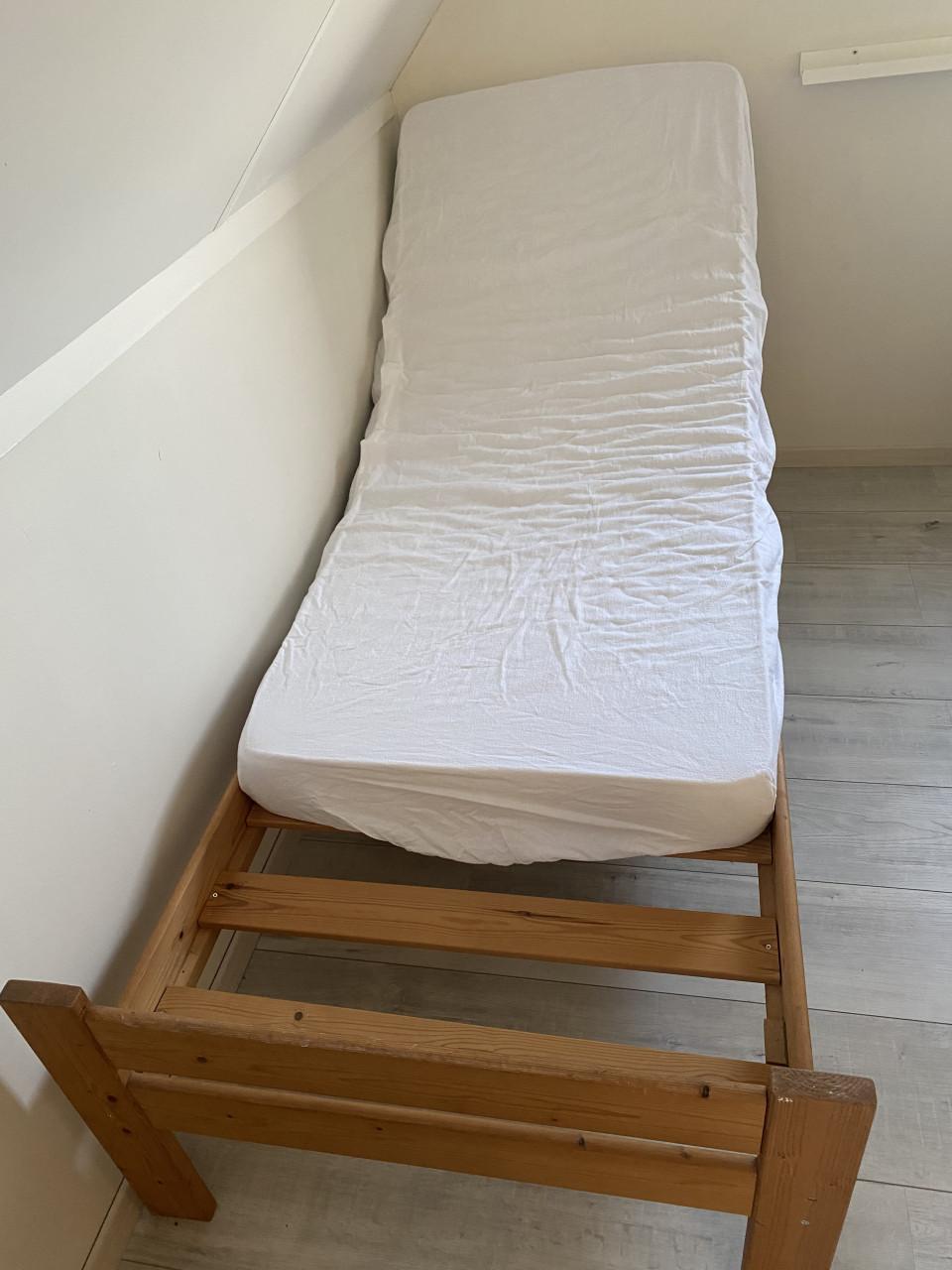 Bed met matras (200x80cm) gratis af te halen