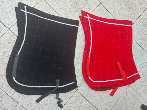 HKM dressuur zadeldek barok – zwart & rood – nette staat