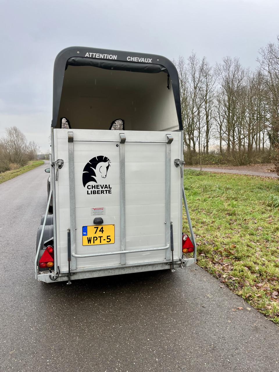 Volledig aluminium Cheval Liberte Gold One met zadelkamer en klep/deur