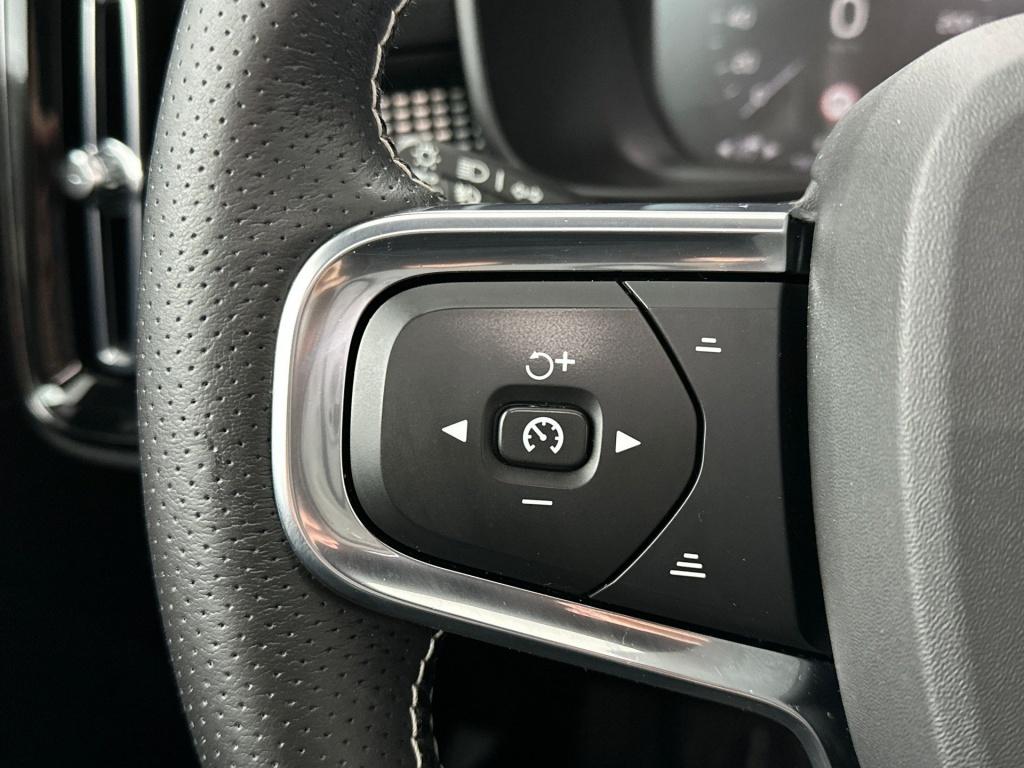 Volvo XC40 t5 262pk recharge r-design| pano| 360camera| adap.cruise| trekha