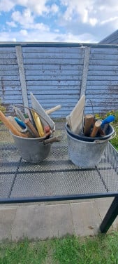 2 emmers metselspullen te koop