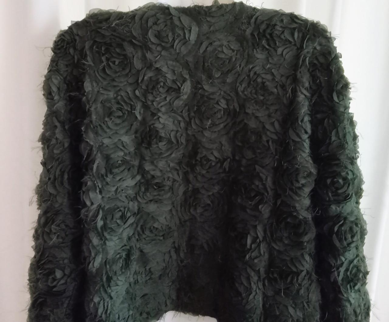 Prachtig groen apart jasje met rozenstructuur