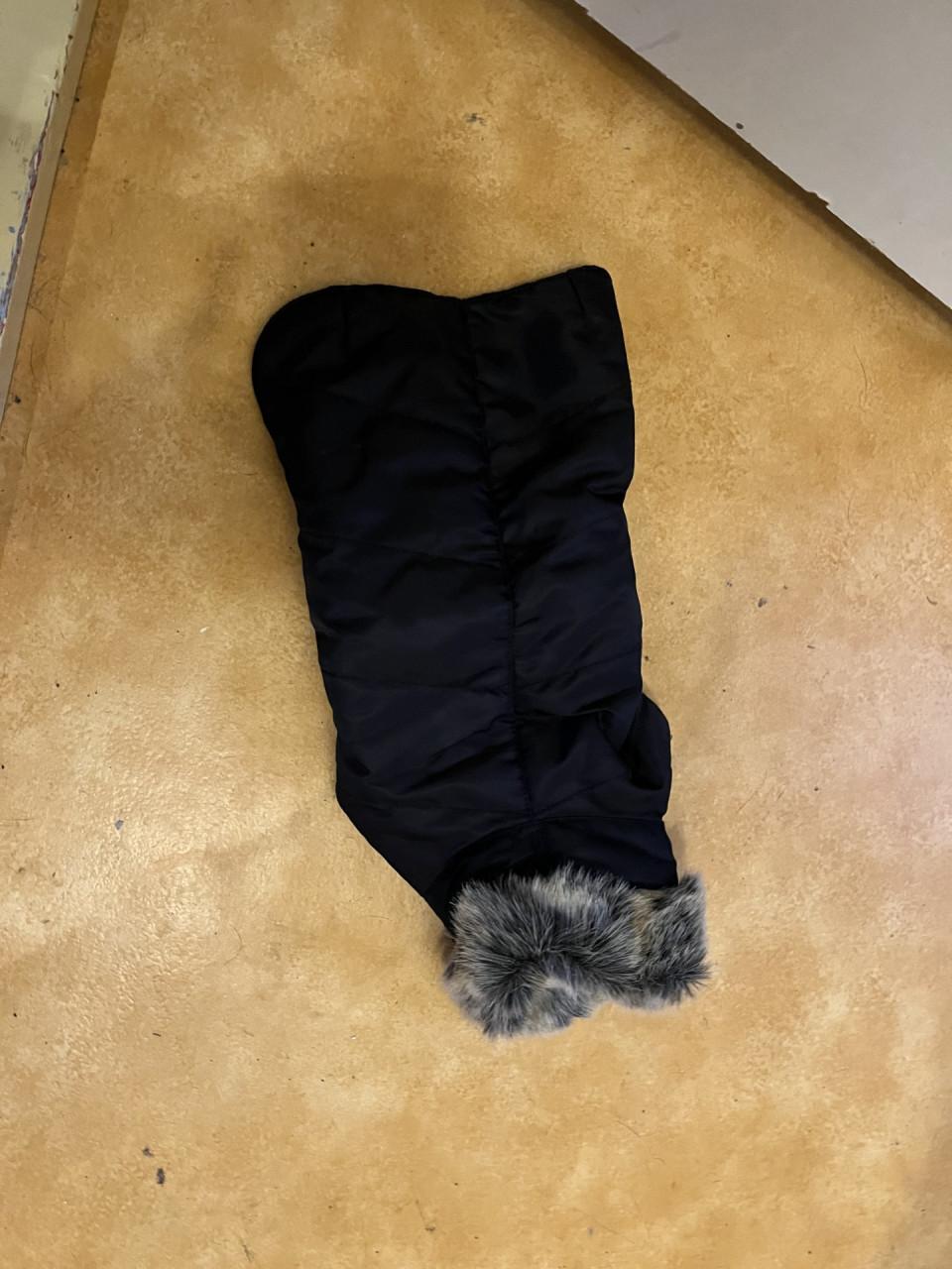 Hondenjasje (zwart met bontkraagje)