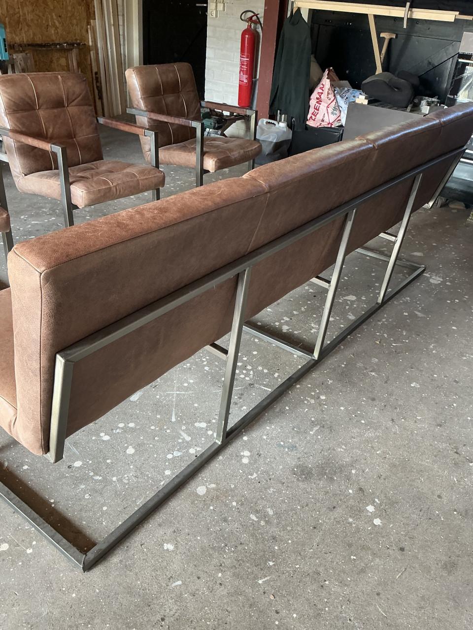 Industriële bank met drie stoelen bruin