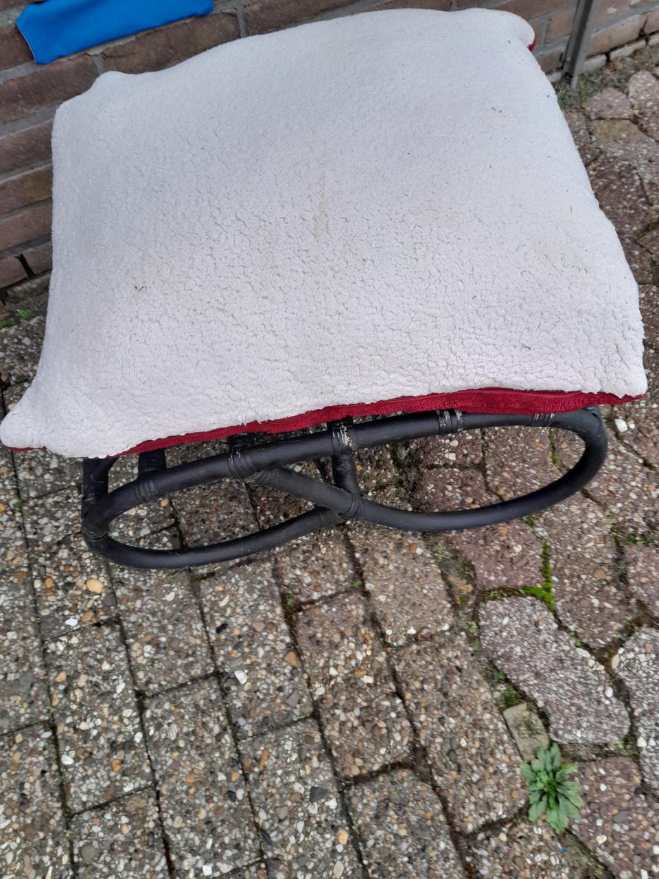 Zwarte rotan hocker incl kussen