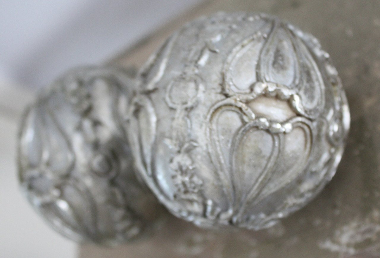 Set van 2 decoratie ballen zilverkluur hatd kunststof