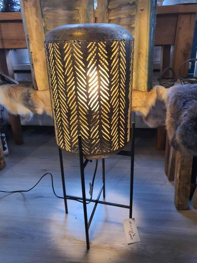 DIVERSE STOER EN SOBER DECO BIJ 3Z FACTORY, MAAR OOK BANKEN KASTEN TAFELS