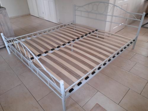 2 persoons bed 180 x 200 (in goede staat)