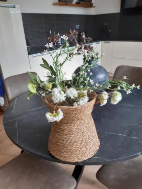 Rieten mand met kunstbloemen