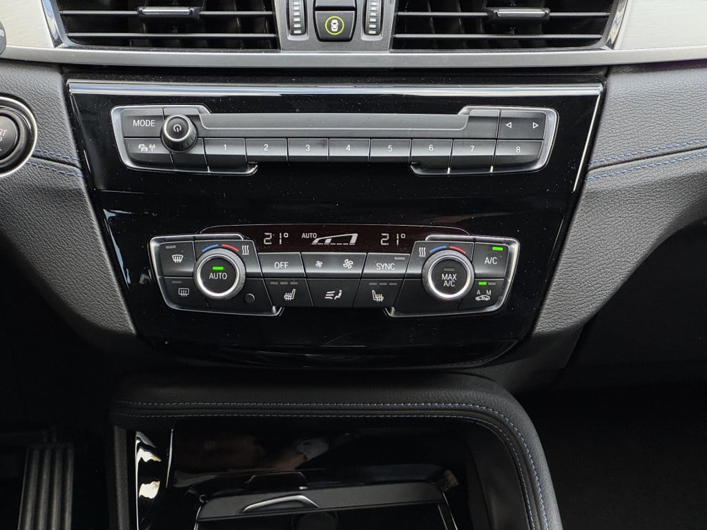 BMW X1 sdrive18i high executive m sport | trekhaak afneembaar | sportstoele