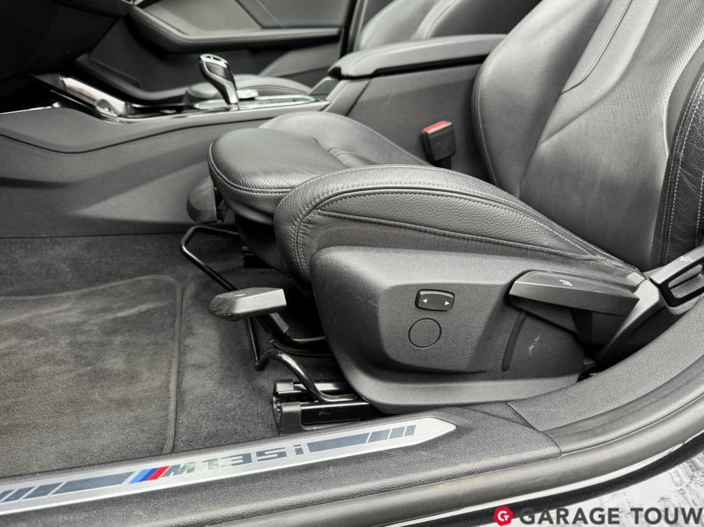 BMW 1 Serie m135i xdrive high executive edition pano orig.nl