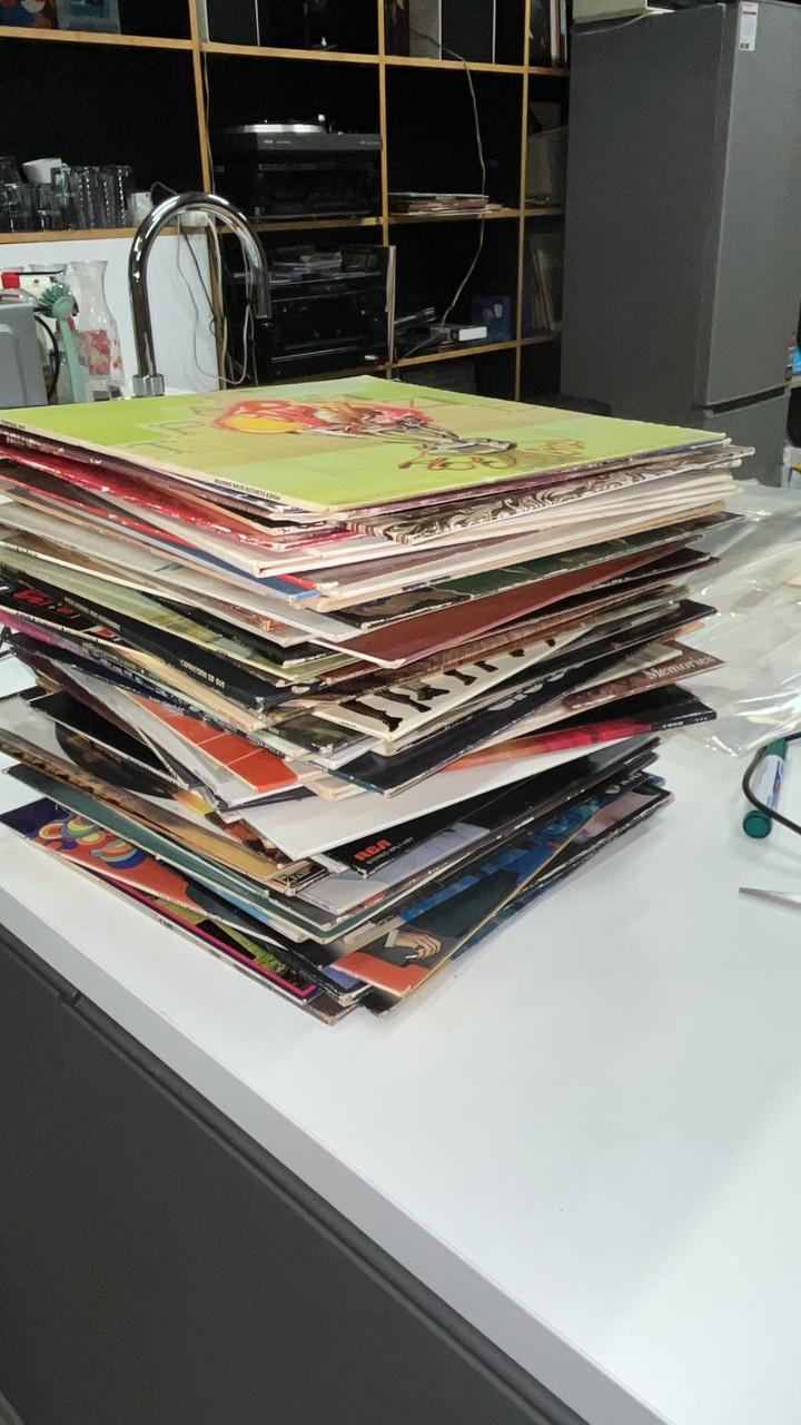 Honderden ‘nieuwe’ platen toegevoegd aan zelfbedieningskast Vlissingen