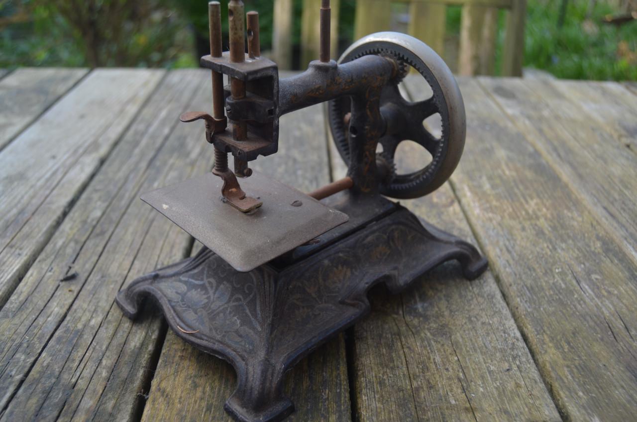 Antiek speelgoed naaimachientje