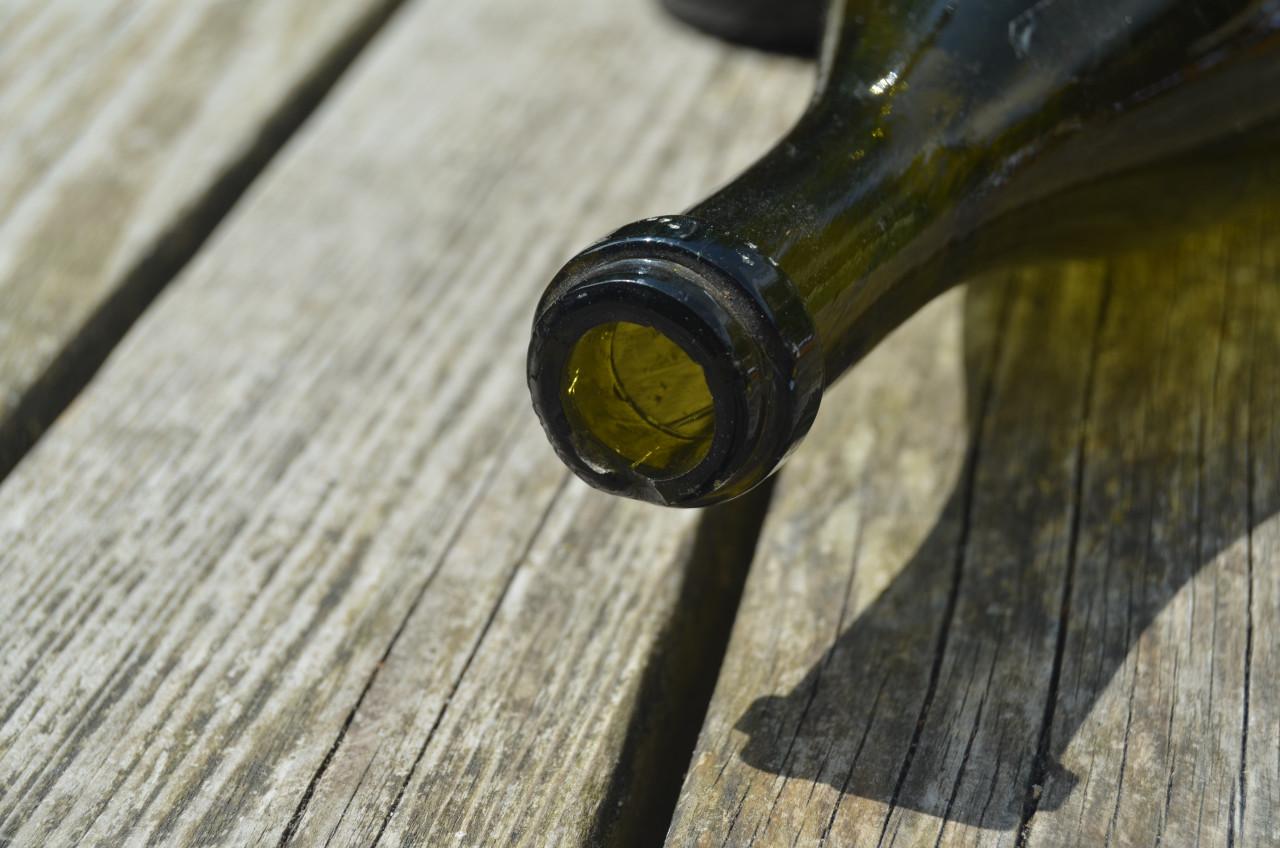 5 Oude wijnflessen, leeg uiteraard..........