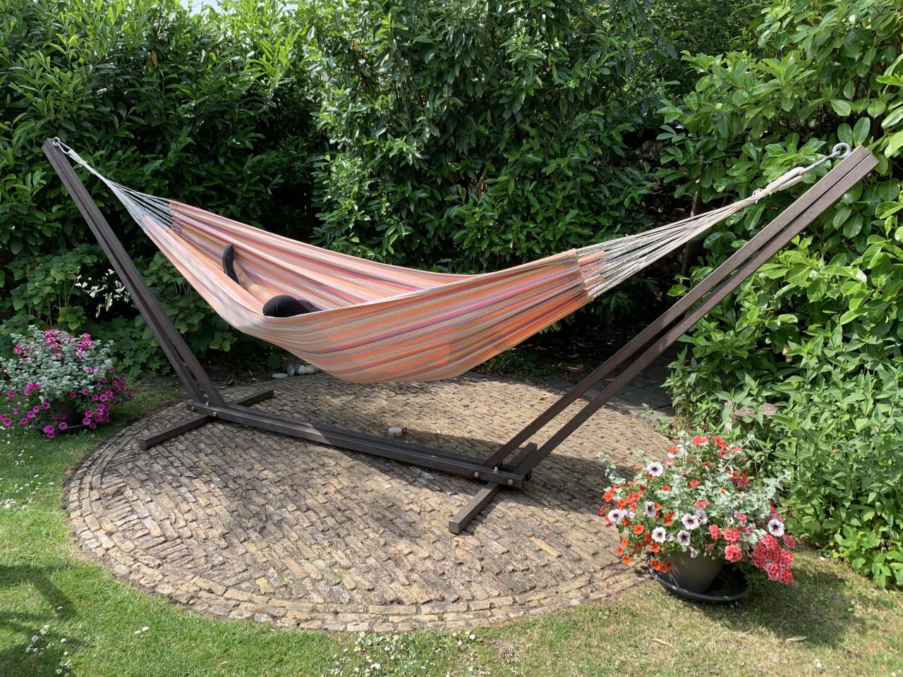 Hangmat met stevig hardhouten standaard