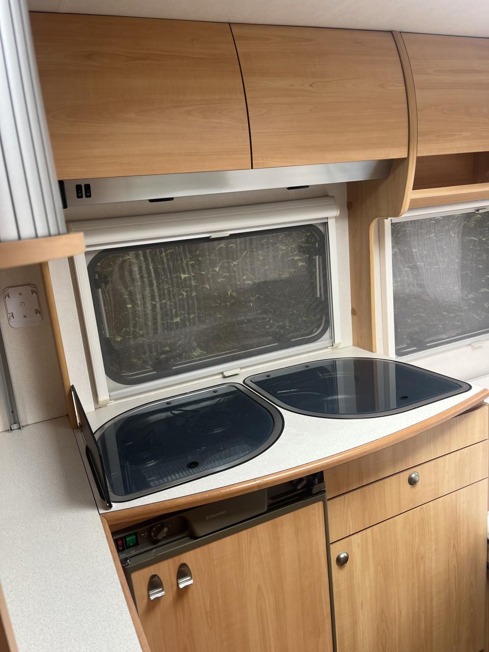 Zeer nette Home Car caravan met voortent, luifel en slaapcabine