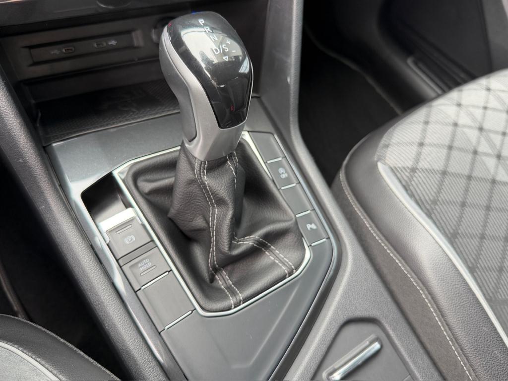 Volkswagen Tiguan 1.5 tsi 150pk dsg r-line | trekhaak | camera | carplay | 