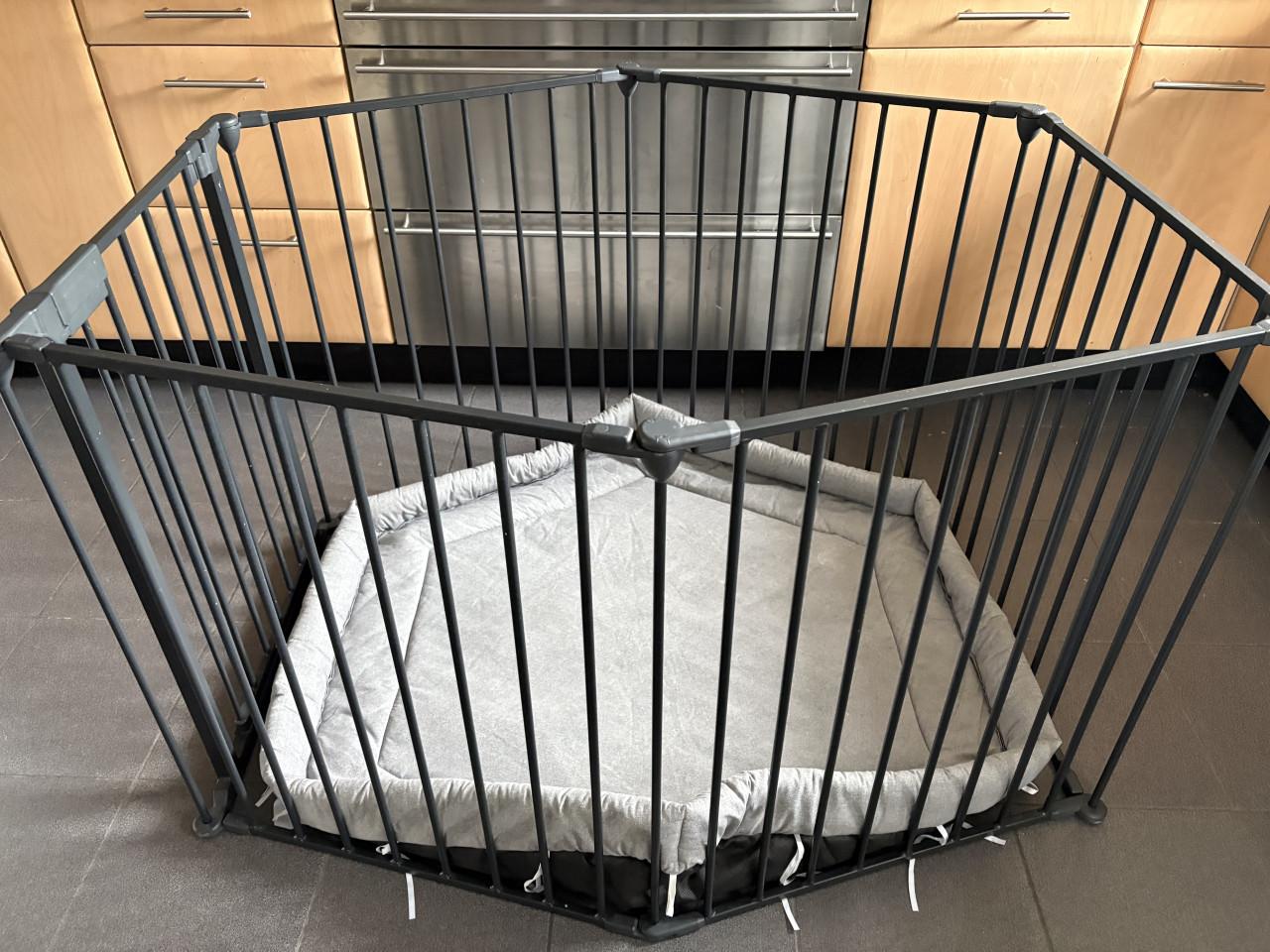 Zwarte metalen grondbox