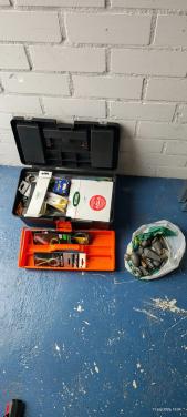 Hengels , vismolen, lijnen, haakjes, loodjes inclusief viskoffer