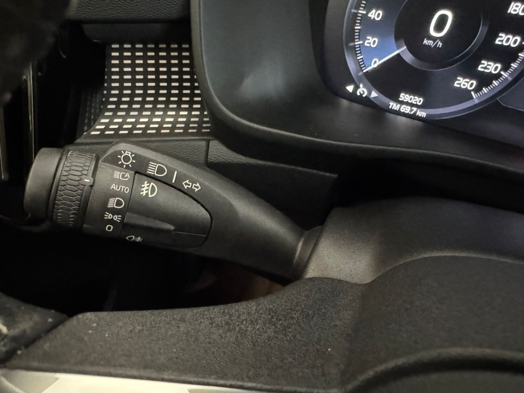Volvo XC40 1.5 t4 recharge r-design black edition