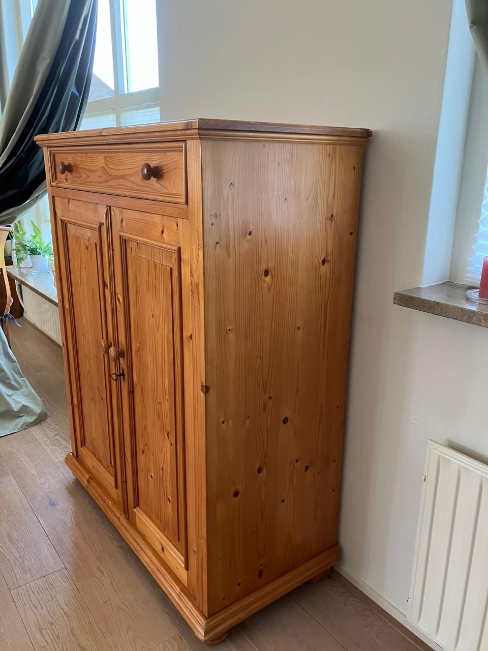 Massief grenen, blank gelakte Meidenkast gemaakt door meubelmaker