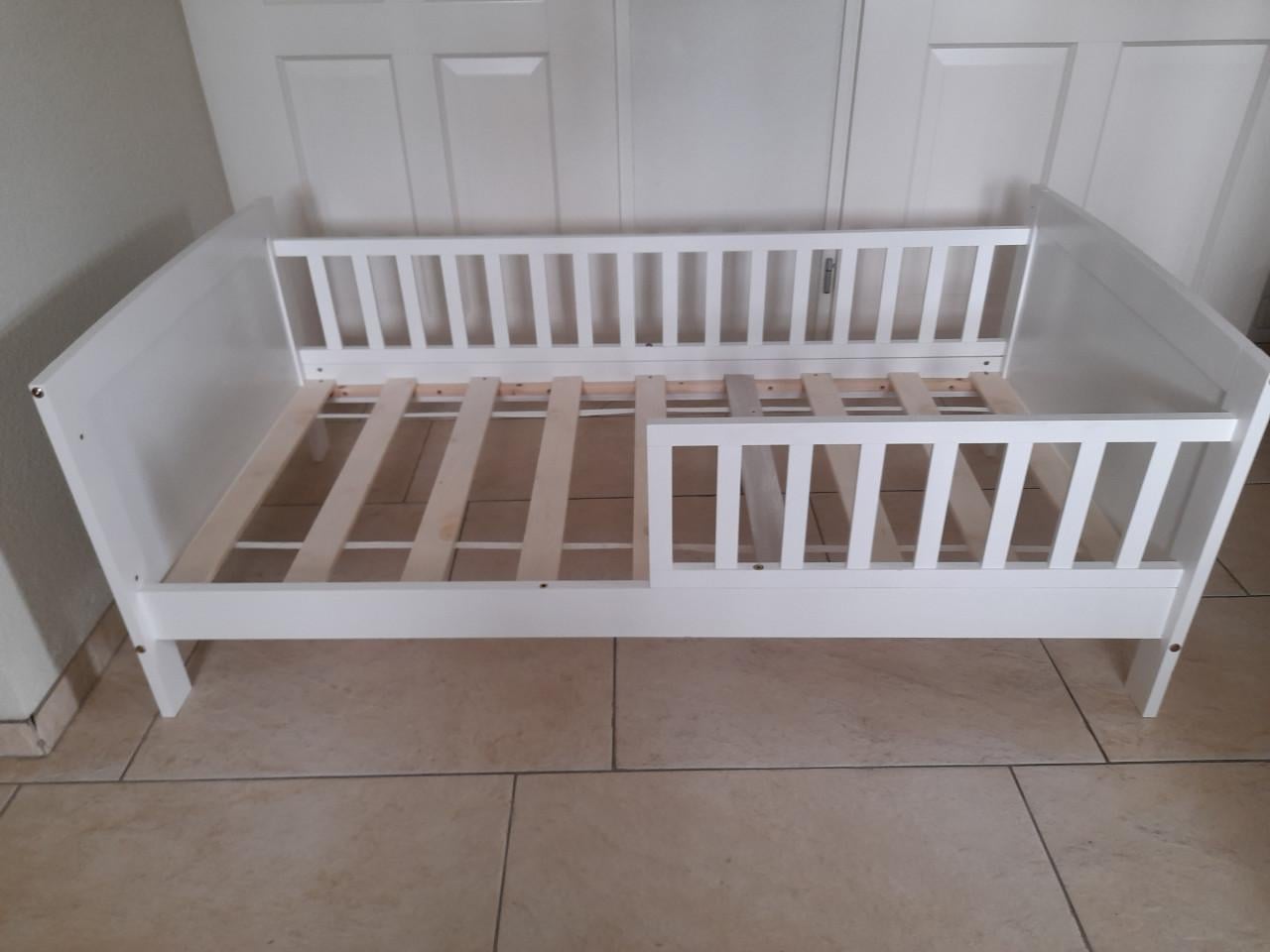 Peuterbed + matras (in goede nette staat)