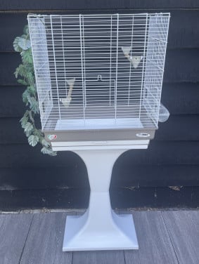 Vogelkooi met standaard.
