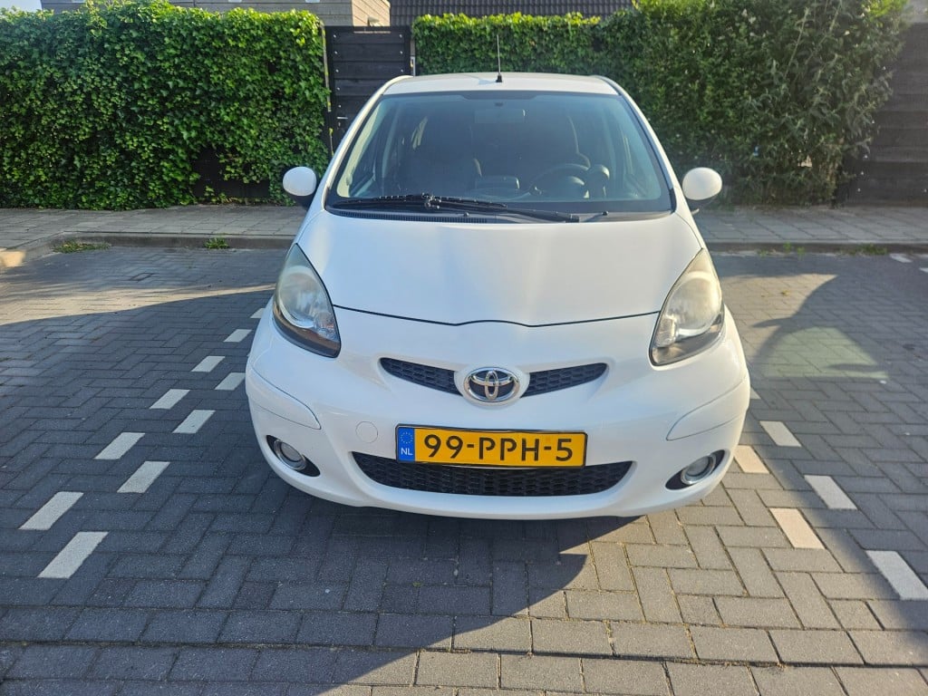 Toyota Aygo dynamic navigator / nl auto / nap / 74.975 km !