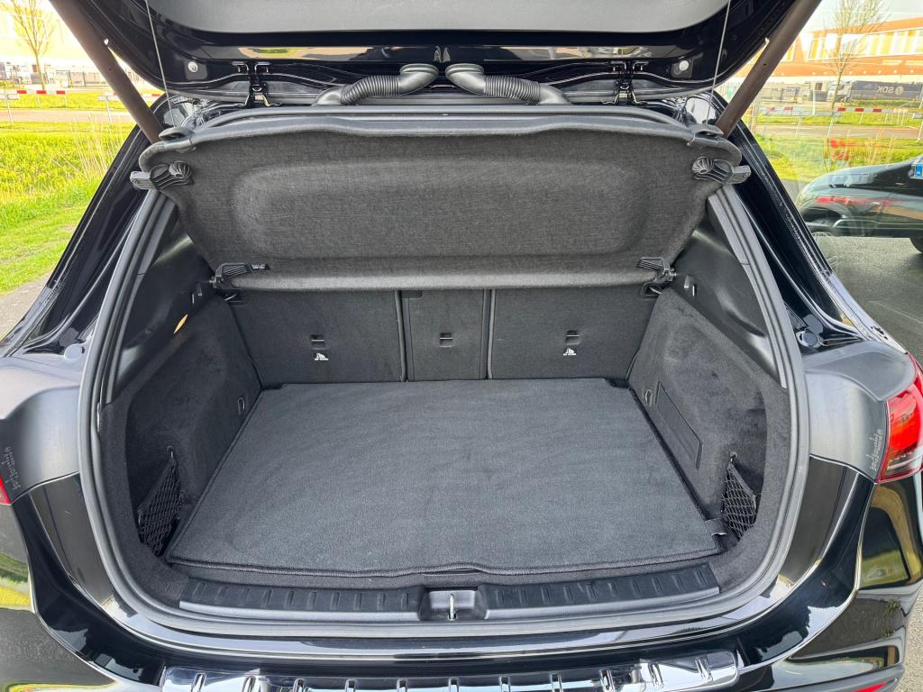 Mercedes-Benz Gla-klasse 200 amg line automaat , wegklapbare trekhaak , ach