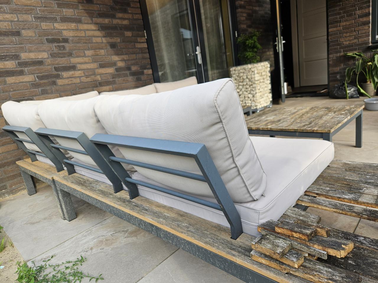 Tuin lounge met tafel (op te knappen)