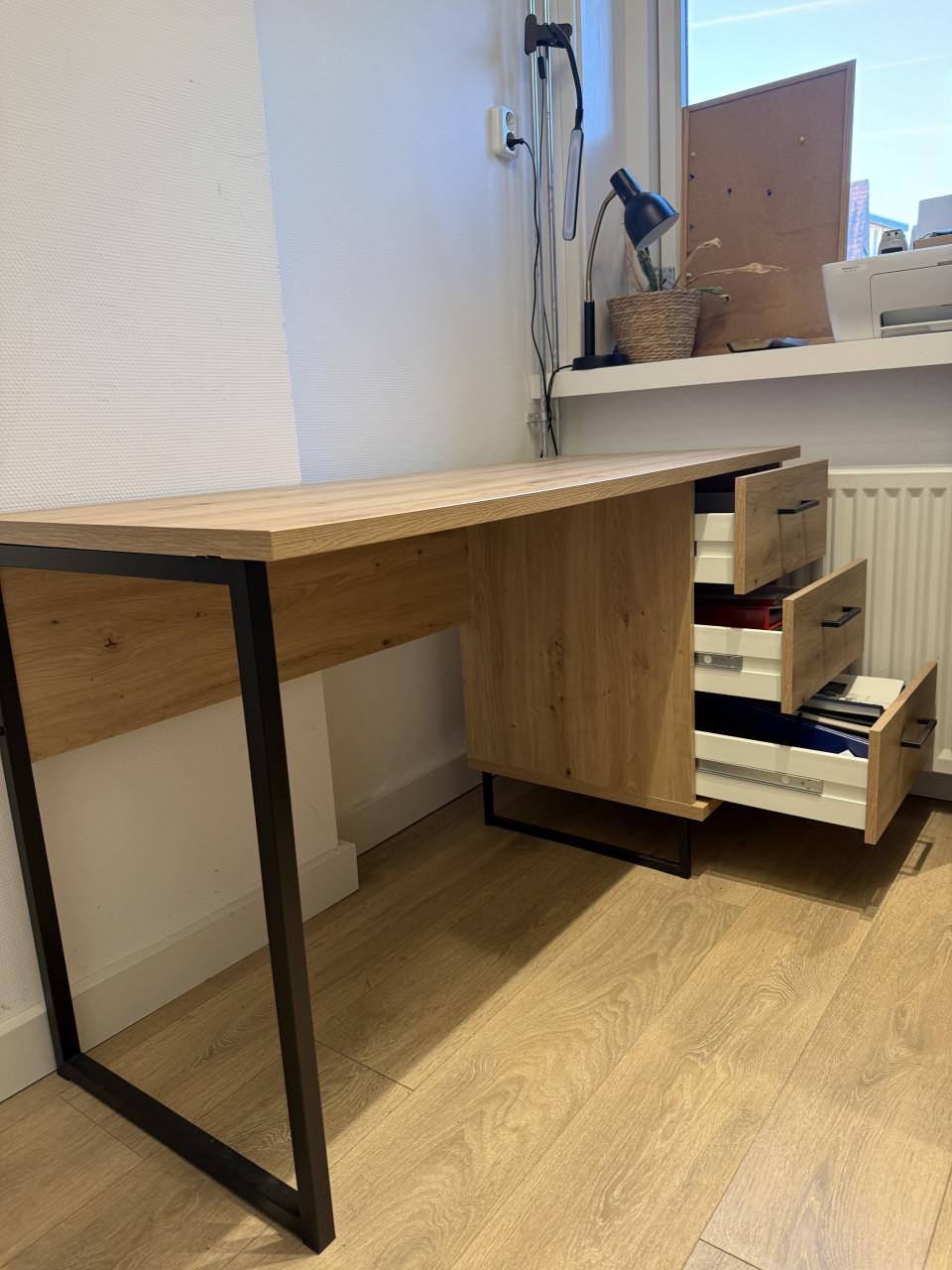 Modern bureau van Meubella