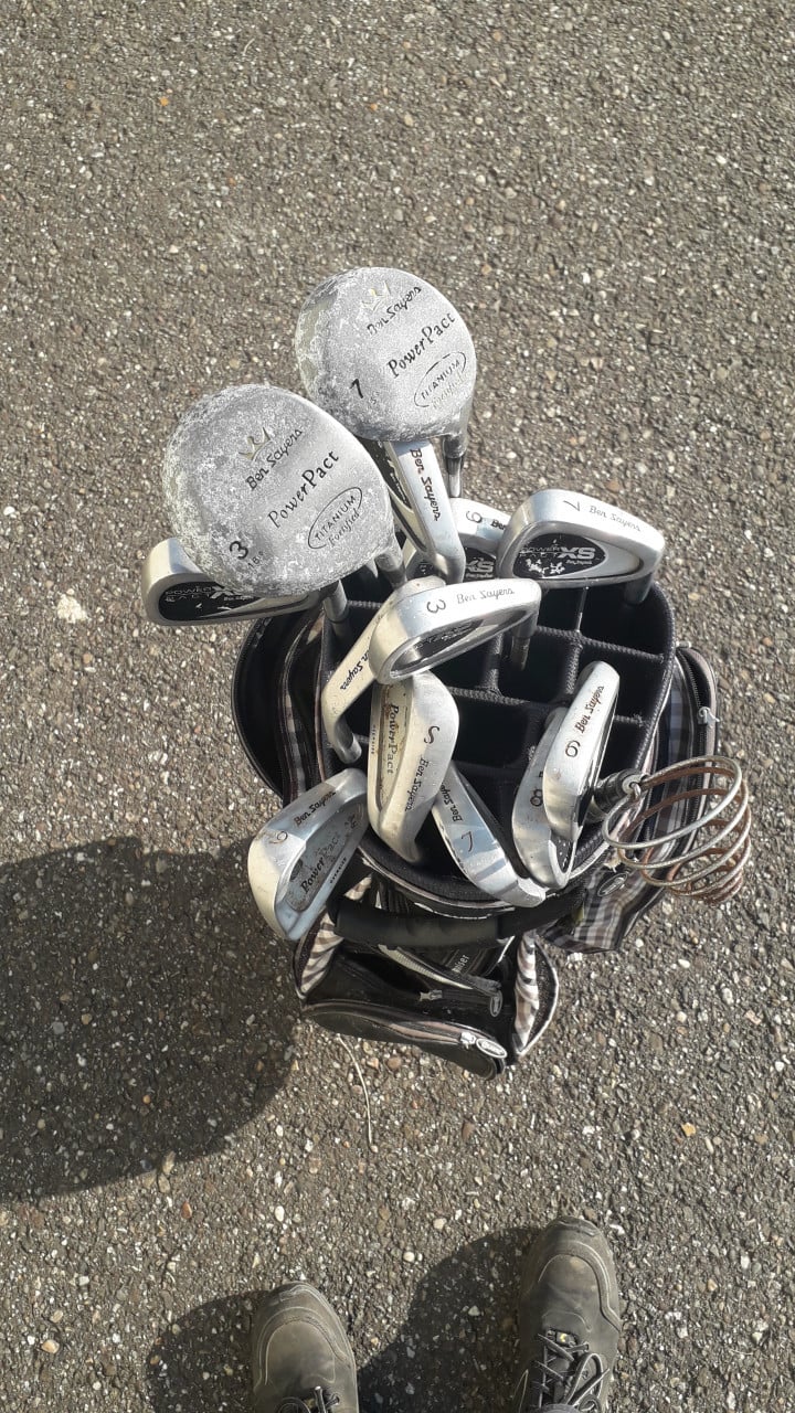 Mega sale: verschillende golfsets, golfschoenen en accessoires