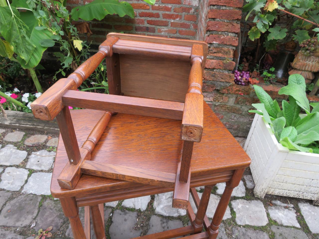 Set van drie Franse eikenhouten bijzettafels uit de jaren 60, Louis XIII