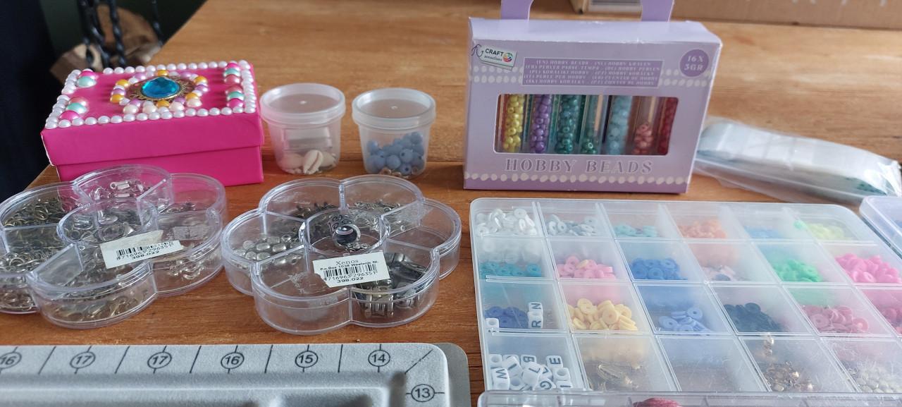 Grote set kralen met kralenbord