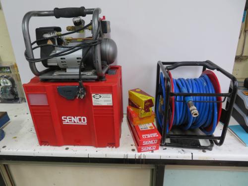 Mooi Pneumatisch Tackerset Senco met compressor en kitspuit