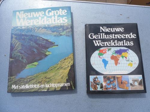 2 X WERELD ATLAS