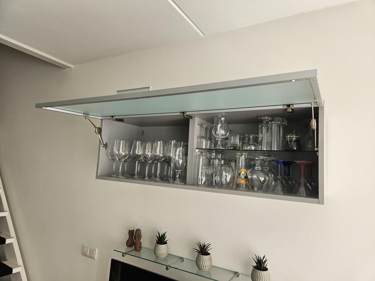 Enzo Luca Italiaanswandkast hoogglans grijs met glazen deur