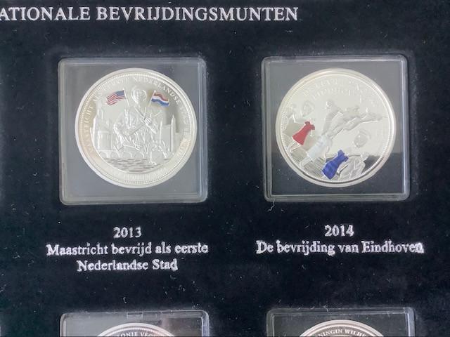 Cassette met 9 penningen “De Nationale Bevrijdingsmunten”.