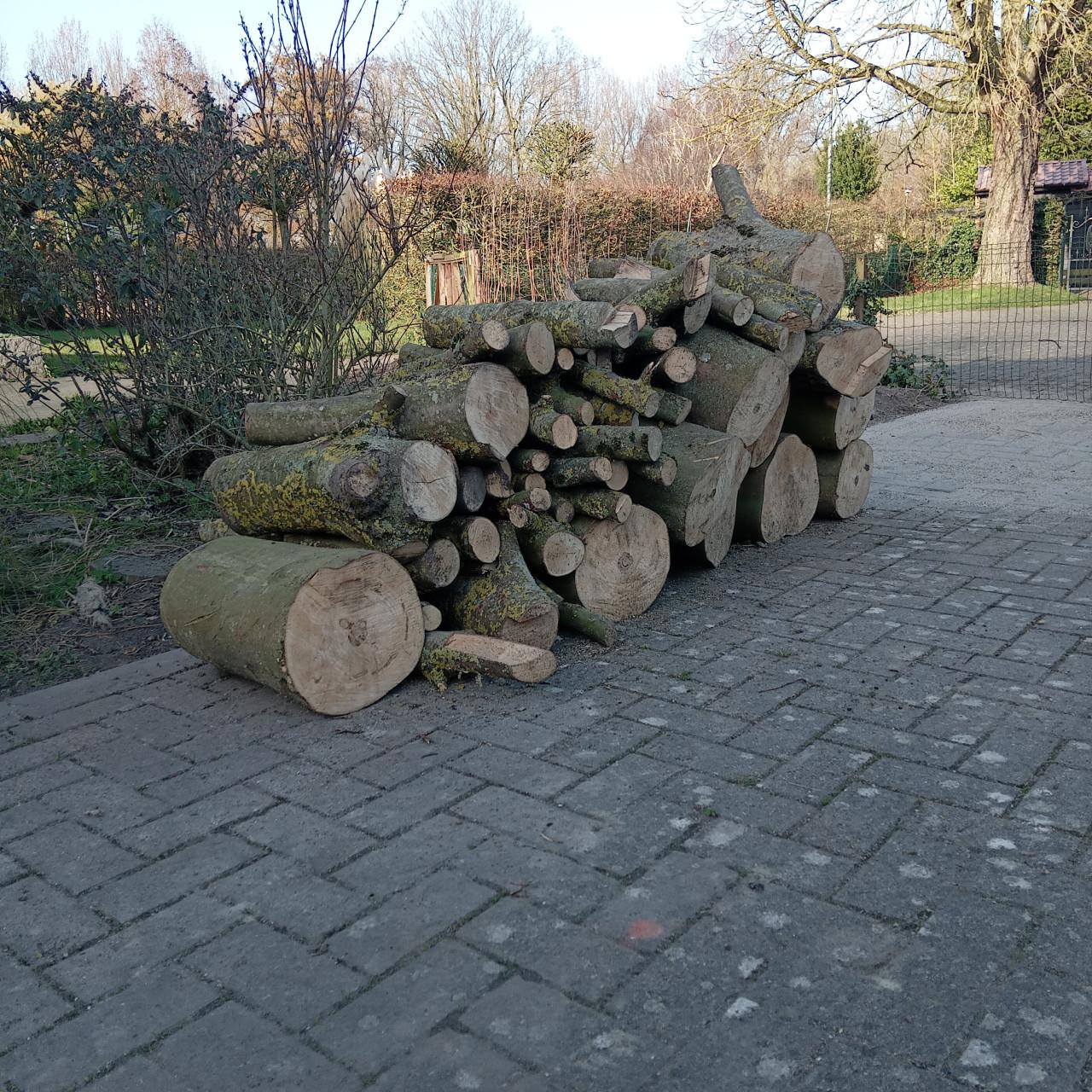 Te koop mooie partij openhaard hout, zwaar hout . Ruim 1 kuub.
