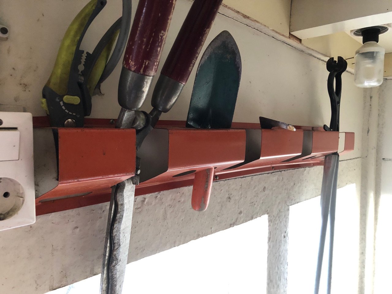 Ophang rek voor gereedschap 90 cm lang.