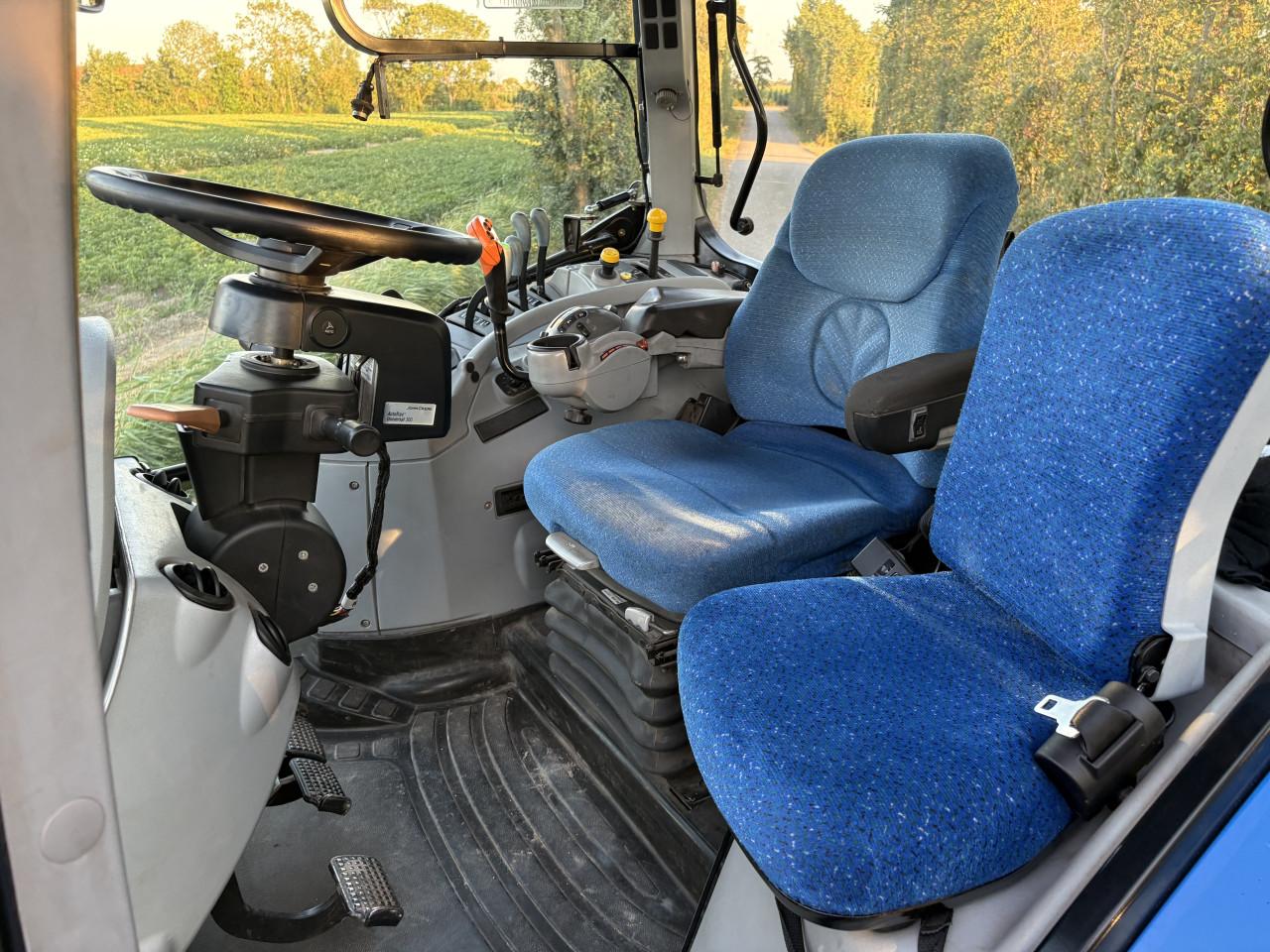 New Holland T7040