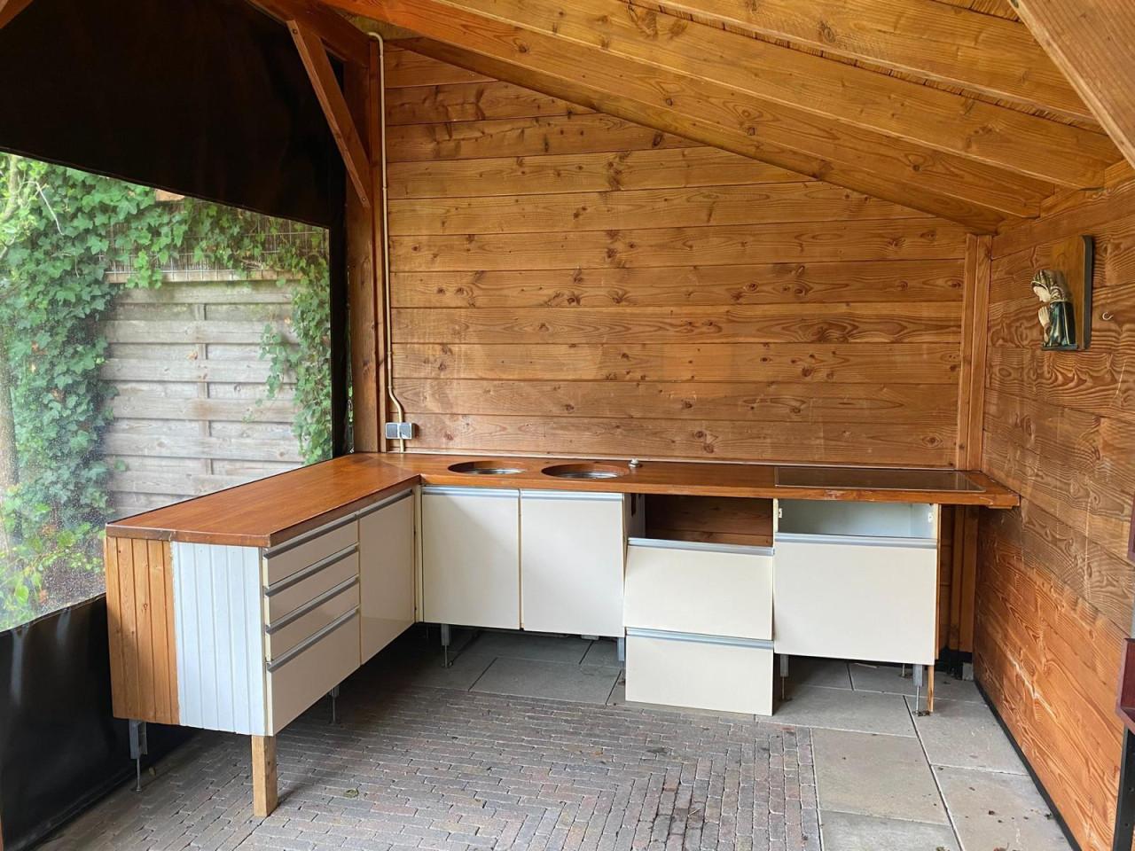 Complete hoekkeuken met houten werkblad