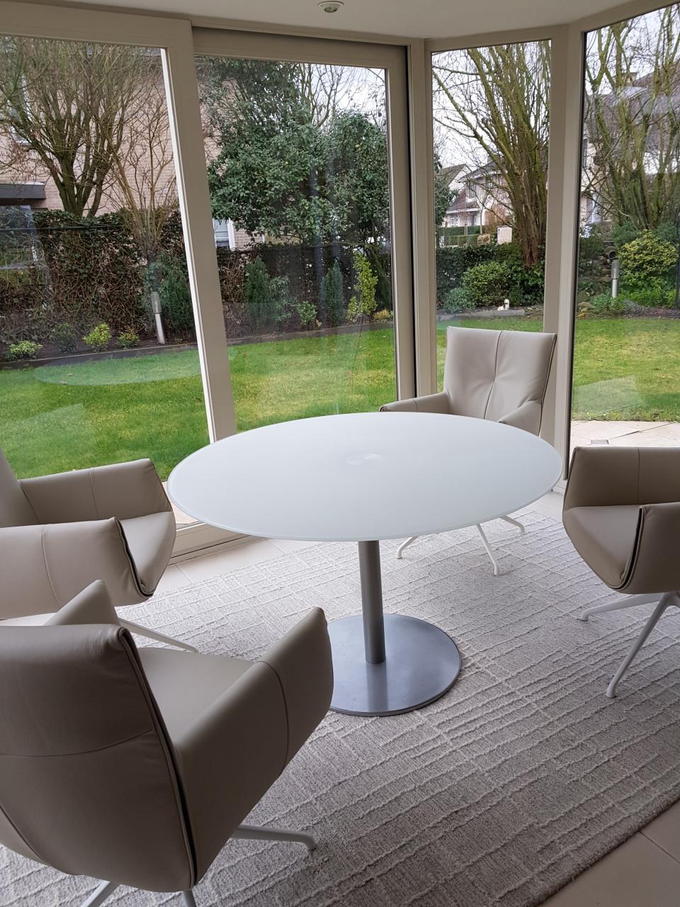 Tafel mat glas rond 120 cm hoogte 74 cm