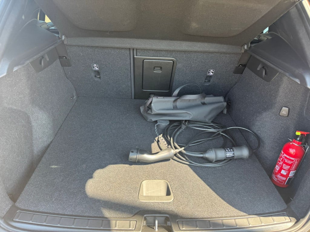 Volvo XC40 1.5 t4 recharge r-design black edition