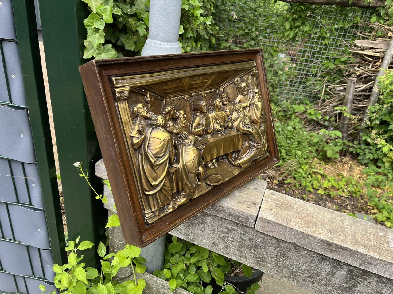 Messing reliëfsculptuur met houten lijst