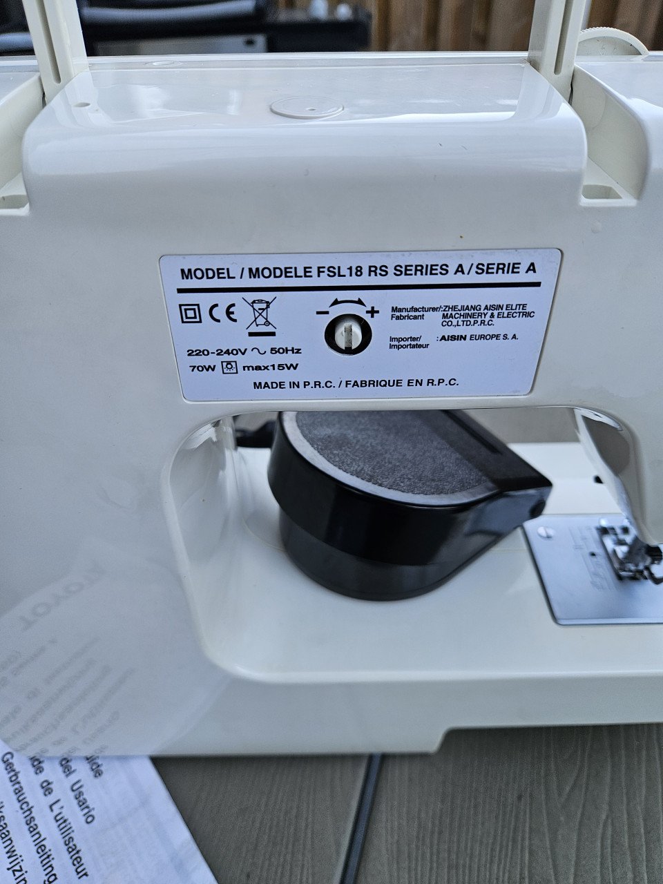 Zgan krachtige complete werkende Toyota FSL 18 naaimachine, met accessoires