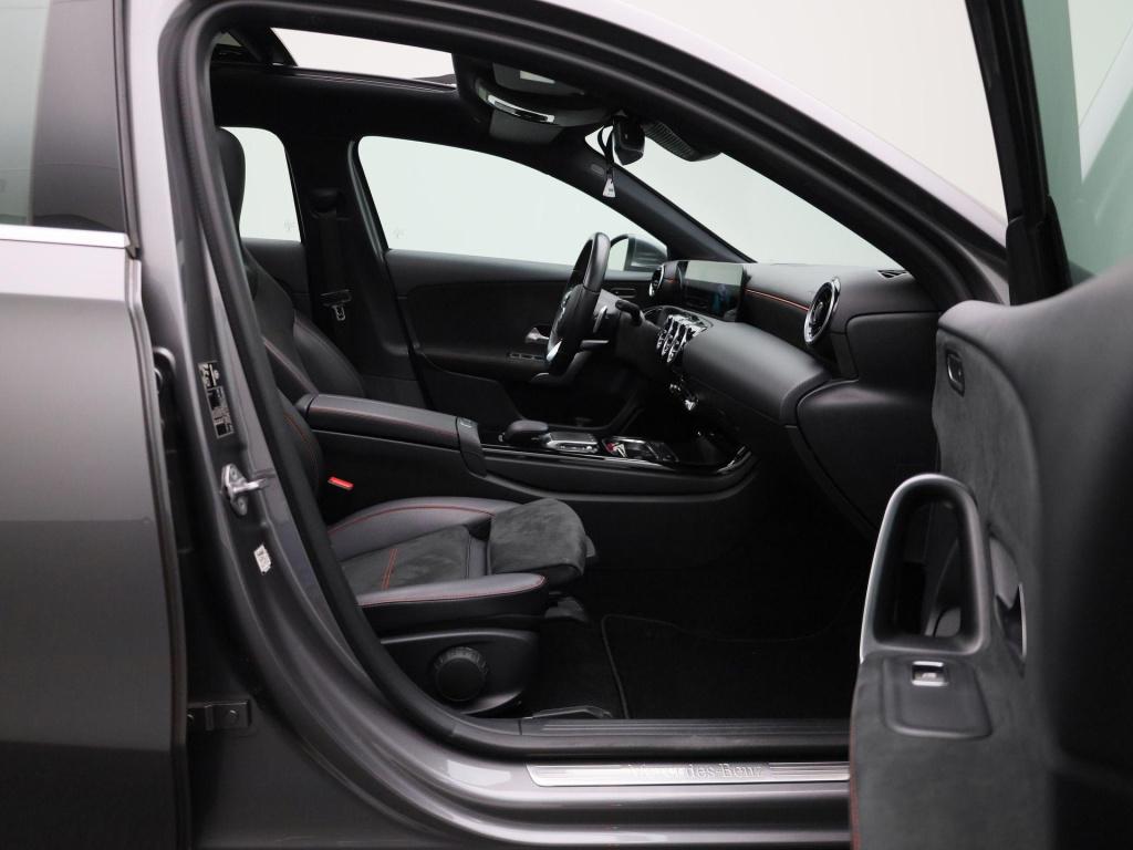 Mercedes-Benz A-Klasse 180 business solution amg | automaat | panorama dak 