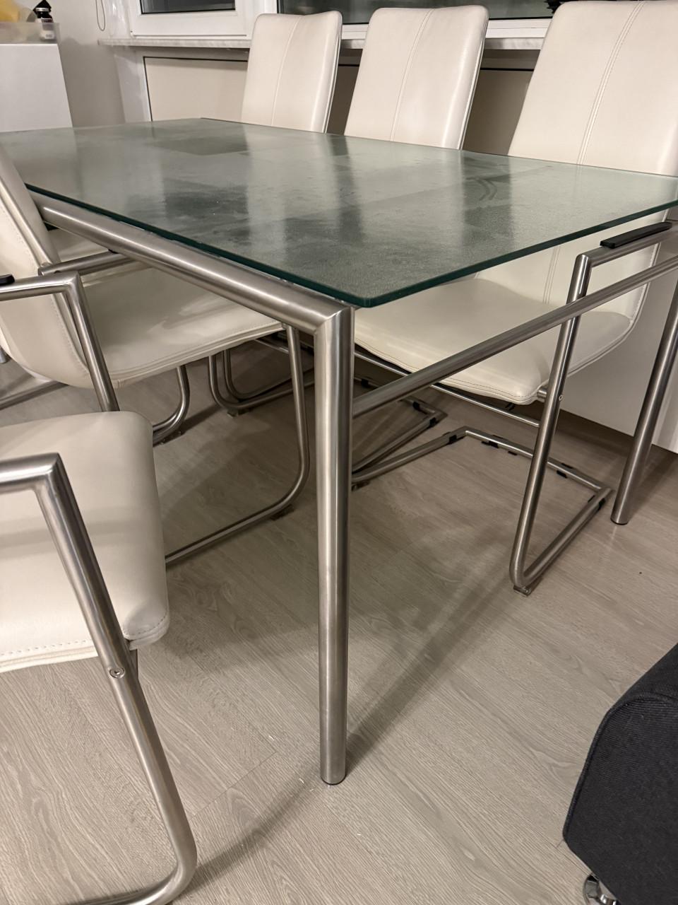 4 persoons eettafel plus 4 wit leren stoelen