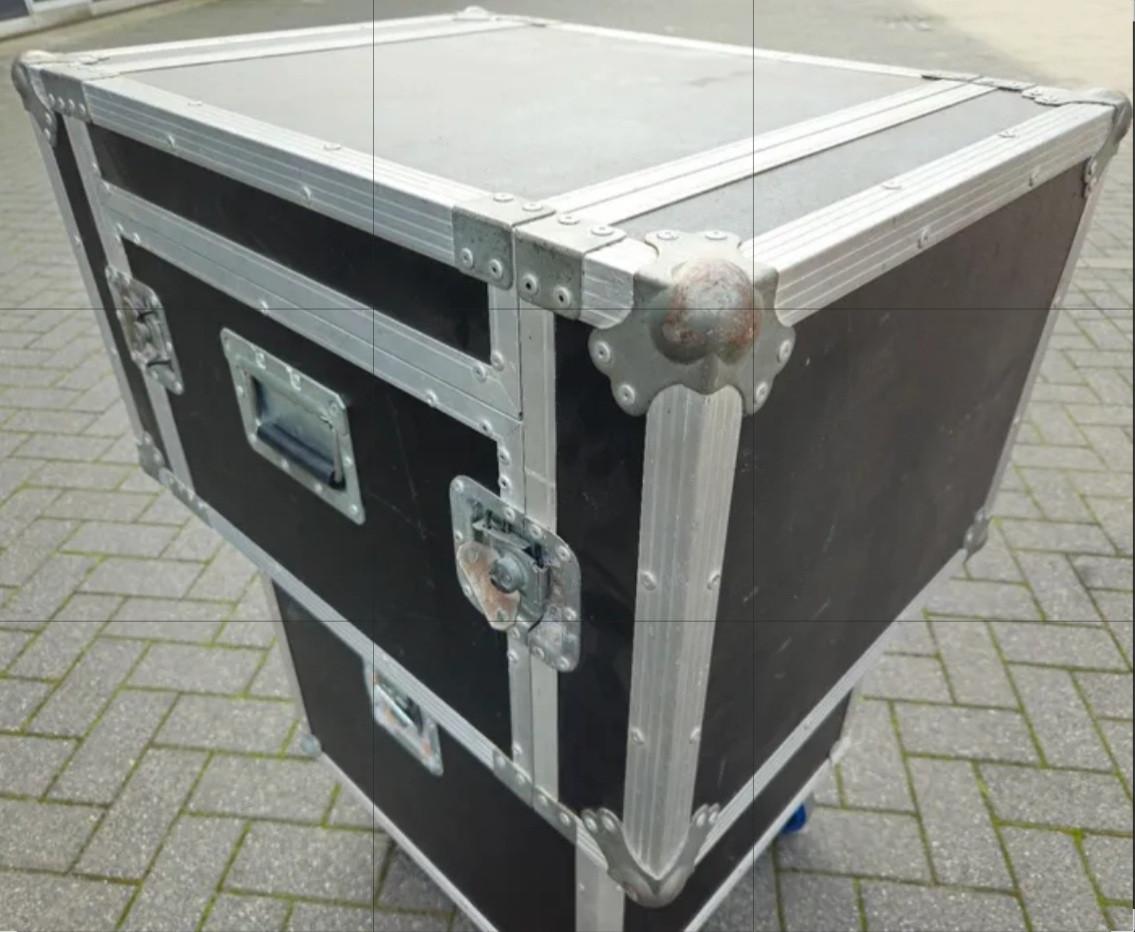 DJ Audio mixers met flightcase